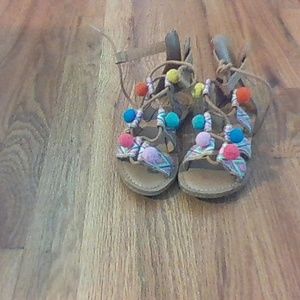 Gap pom-pom sandles